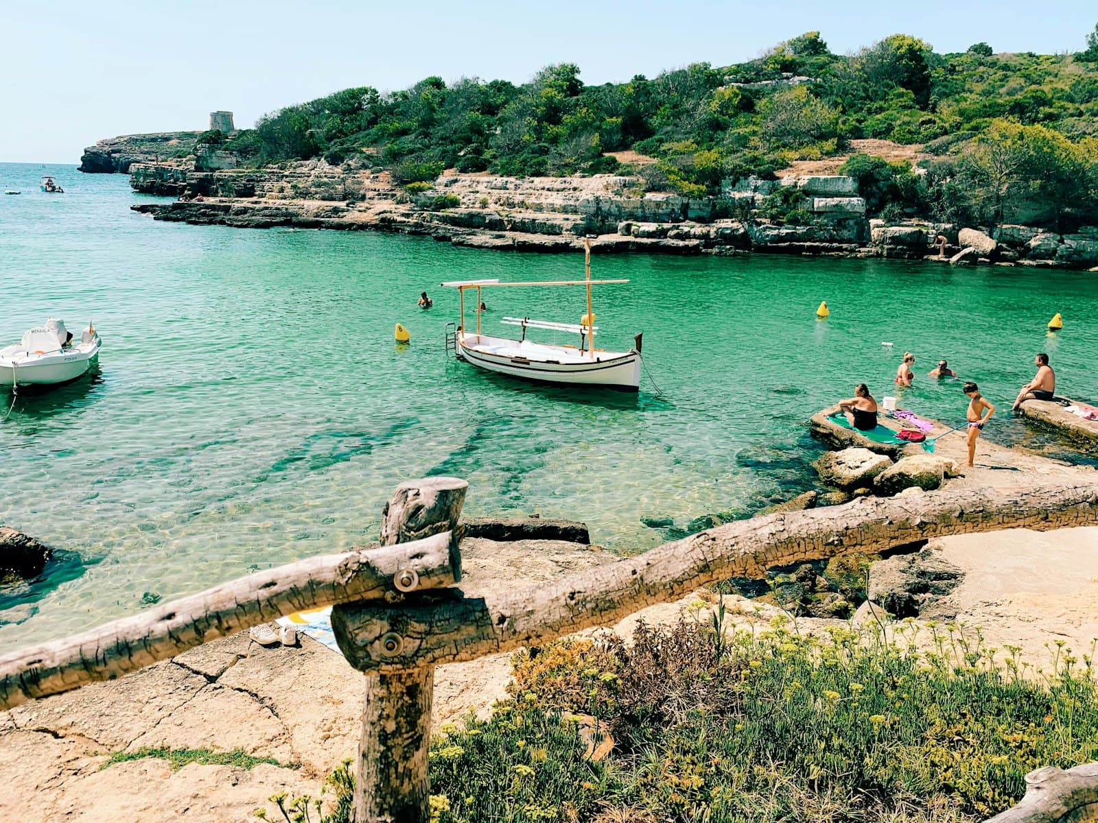 Cala de Menorca con un llaüt tradicional