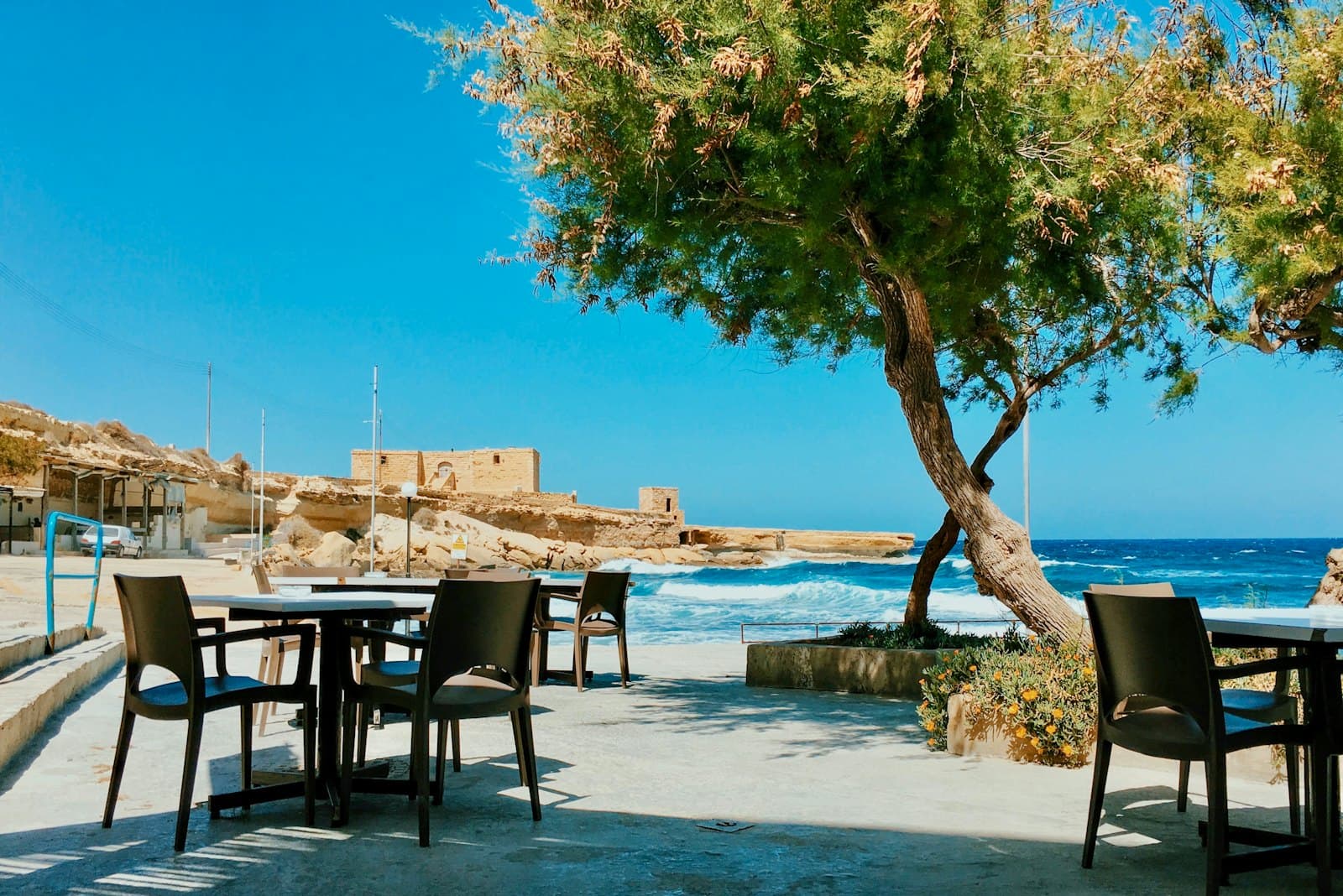 Terraza de restaurante junto al mar en Menorca